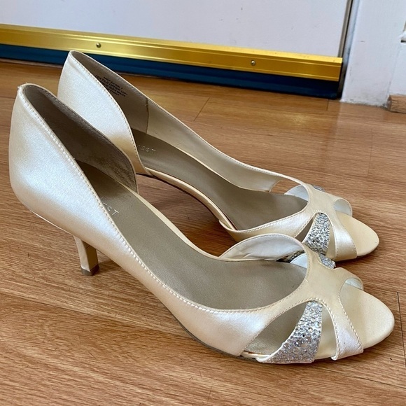 Nine West New Favorly Bridal Kitten Heel Satin Dress Sandals Women’s 9 NWT - Picture 13 of 15